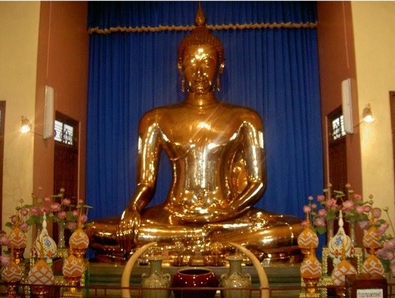La estatua dorada de Buda en el templo de Wat Traimit en Bangkok