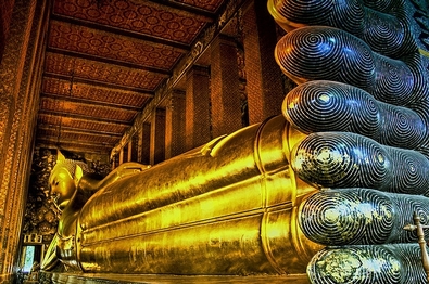 Buda reclinado en Wat Pho en Bangkok, los pies del Buda se hacen de madreperla