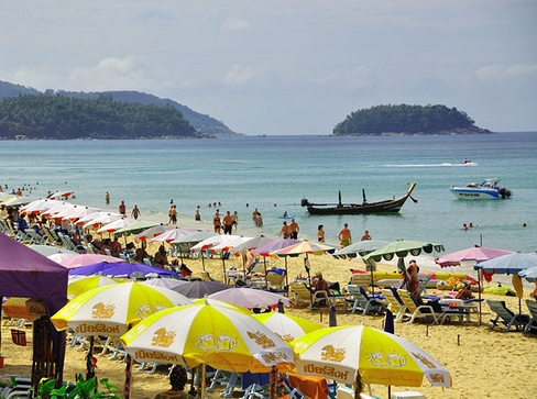 La playa de Karon en la isla de Phuket en  Thailandia