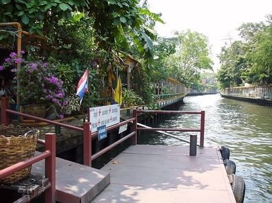 Esta es la imagen de un muelle, en Klong Saen barco SAEP típico. Tomado en Saphan Hua Chang (Cerca de las estaciones BTS Ratchathewi). Tenga en cuenta los signos simples en el muelle.  