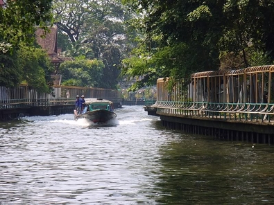 Embarcación típica klong acercarse al muelle de Hua Chang Saphan