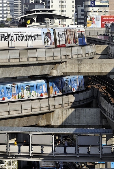 Los trenes elevados de metro se cruzan en Siam Square