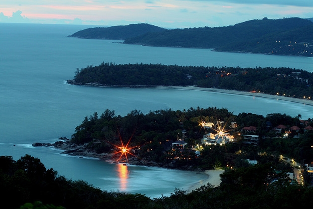 Mirando hacia el norte desde la carretera que serpentea a lo largo de la costa suroeste de Phuket se puede ver Kata Noi, Kata  Karon. Sobre la colina se Patong con su famosa vida nocturna.