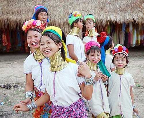 Tour a las aldeas del las Mujeres Jirafa - Viajes y 